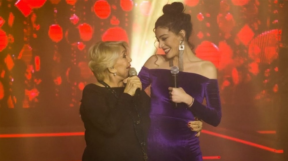 H ανάρτηση της Ήβης Αδάμου με τη Μαρινέλλα - Η γλυκιά στιγμή που νανούριζε τη νεογέννητη τότε κόρη της [βίντεο]